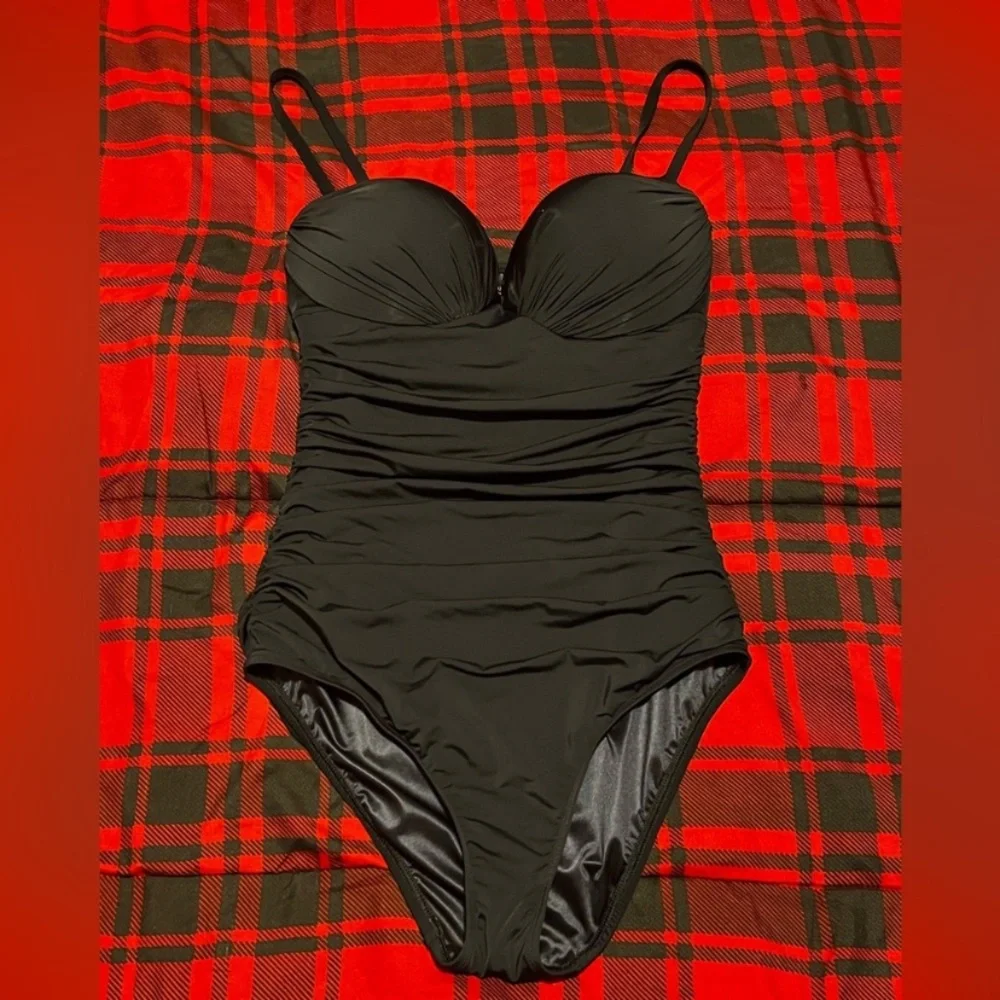 Victoria’s Secret bombshell swimsuit - Picture 2 of 9